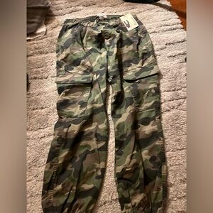 Camo women’s pants new with tags size medium 8-10